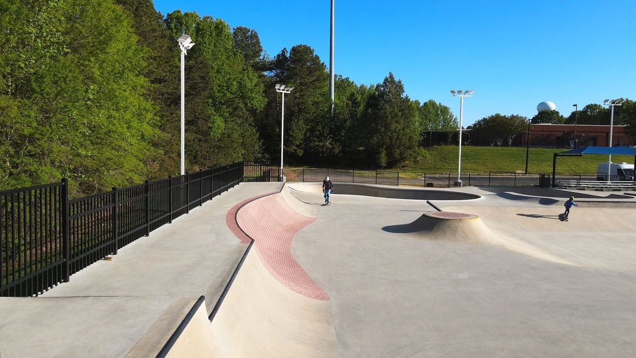 Skatepark Session: Tricks, Drops and Kickflips